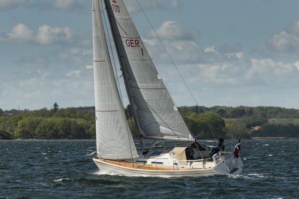 Faurby 370 sailing